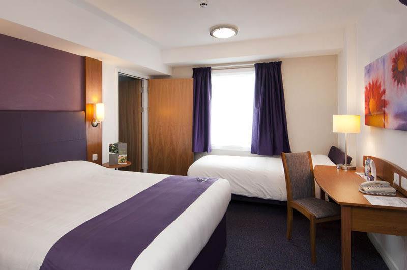 Premier Inn Huddersfield West Exteriér fotografie