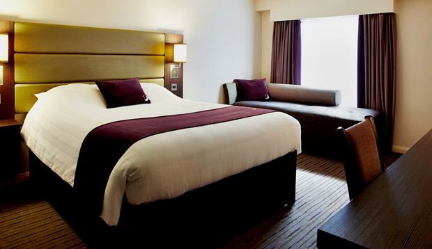 Premier Inn Huddersfield West Exteriér fotografie